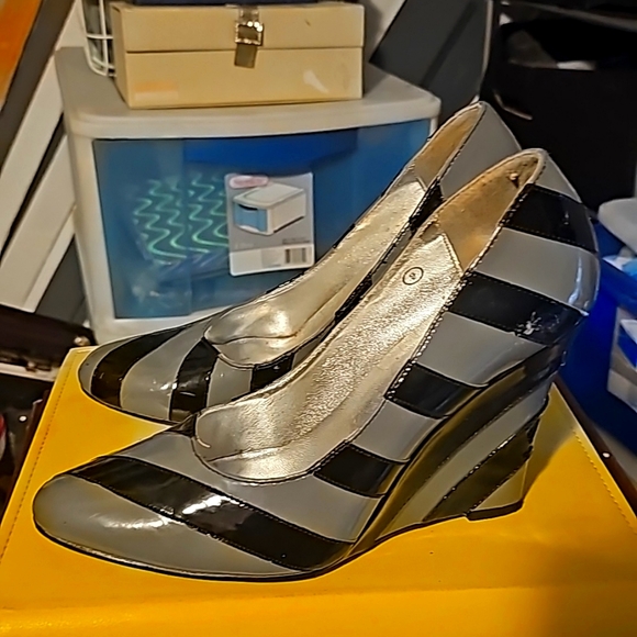 Vintage 1990s Striped Wedge Shoes by Dangerous, Sz 9, Black & Gray Patent Leathe - Picture 3 of 8
